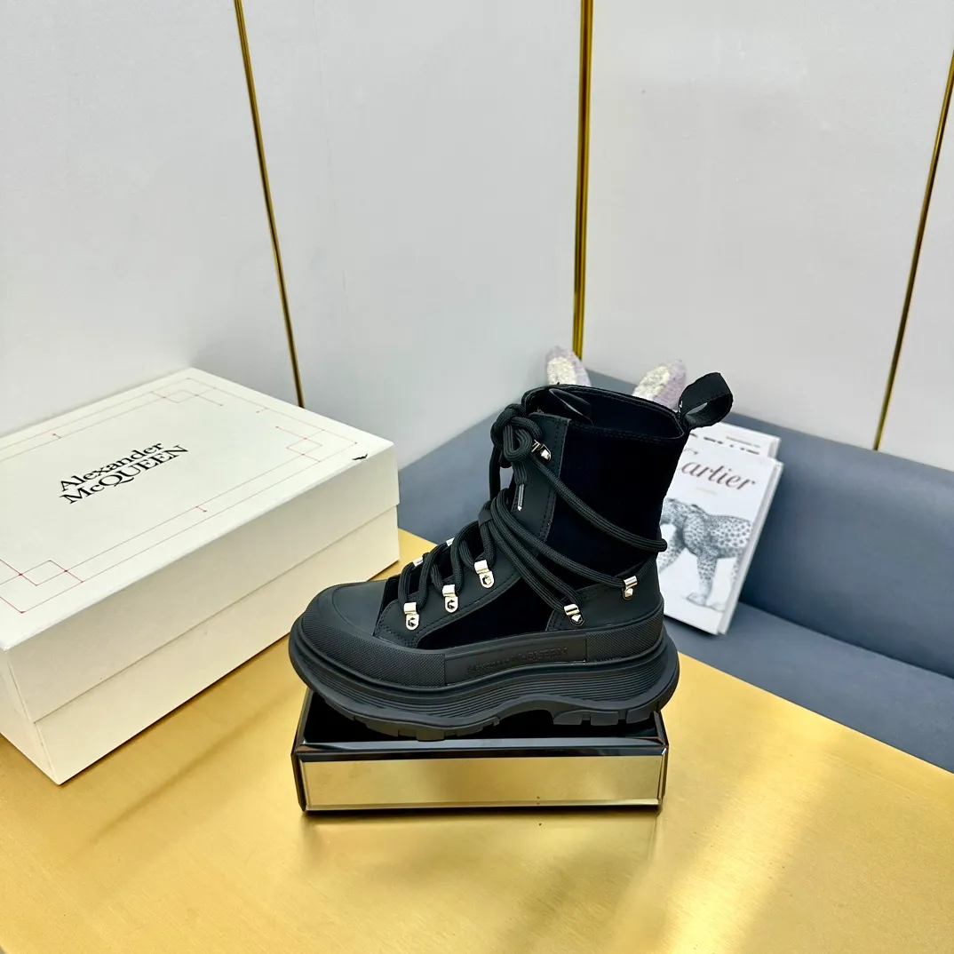 👟👟Ex-factory price 680👟👟 Alexander McQueen's latest thick-soled Martin boots, original 1:1 development, outsole original open-film TPU sole, fabric full-grain cowhide + high mercerized cowhide, lining sheepskin original hardware carabiner bottom height 5cm Size: #35-40 39-45